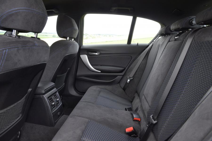 Интерьер BMW M140i 5-Door 2016 года  (WW) (фото 44 из 53)